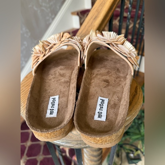NOT RATED ladies slip on sandal NWOT 8 1/2 brand new never worn tan soft flowers - Picture 8 of 13